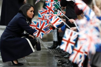 Meghan Markle con los alumnos de una escuela durante su visita a Birminghan, este jueves.