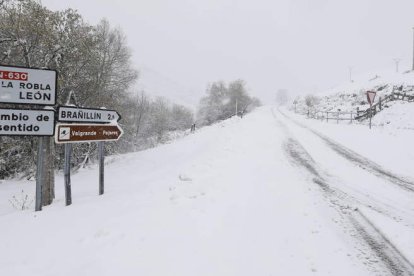 Estado del puerto de Pajares ayer por la mañana, cuando la nieve tapaba prácticamente la carretera. MARCIANO PÉREZ