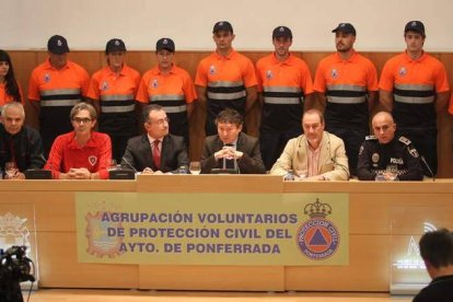 Responsables de bomberos, Folgueral, Salgueiro, Merayo y el mayor de la Policía Local con algunos voluntarios al fondo.