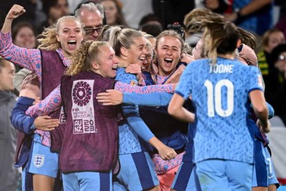 Las jugadoras de la selección inglesa celebran el pase a la final tras ganar a Australia. DAN HIMBRECHTS