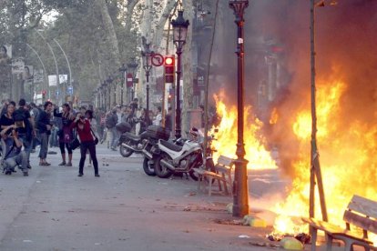 Imagen de algunos de los actos de salvajismo urbano de los antisistemas catalanes. ALBERT OLIVÉ