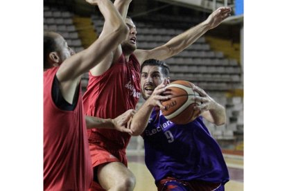 Medina aportó 17 puntos en el triunfo de Agustinos E.Leclerc. S. PÉREZ