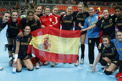 Las jugadoras de la selección española de balonmano femenino celebran la medalla de bronce.