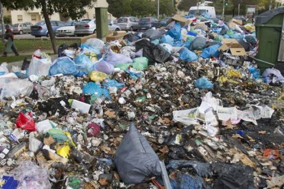 Basura sin recoger en las calles de la localidad gaditana de Jerez de la Frontera durante la huelga de los trabajadores de la limpieza.