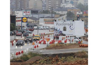 Las naves industriales situadas junto a la avenida se ven condicionadas por el retraso de la obra.