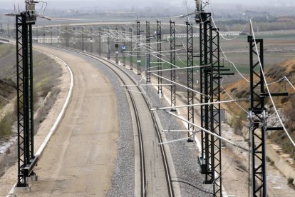 La alta velocidad a León, en Luengos, vía única, y plataforma vacía en el carril paralelo. MARCIANO PÉREZ