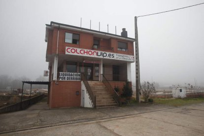 ‘Liquidación por derribo’, se lee en la entrada de la mueblería situada en el paraje de La Chana de San Román de Bembibre. DE LA MATA