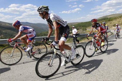 En primer término, José Belda, ganador de la segunda etapa, a su paso por la cima del primer puerto de primera categoría del día, el Puerto de las Gobernadas.