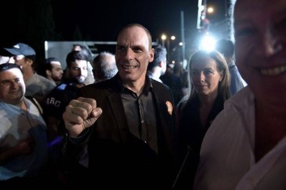 El ministro de Finanzas griego, Yanis Varoufakis, durante la manifestación por el 'no' este viernes en la plaza Sintagma de Atenas.