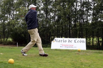 Uno de los 120 jugadores que participaron ayer en una nueva edición del Pro Am de Diario de León golpea la bola desde el hoyo de salida del torneo