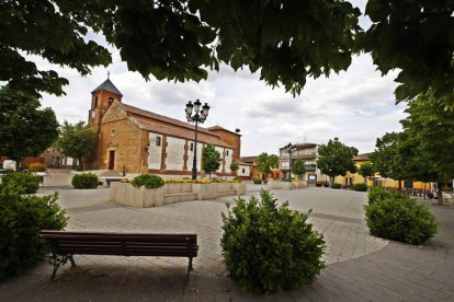 Imagen de la plaza Mayor de Gordoncillo, con la iglesia al fondo. RAMIRO