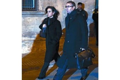 Ana María Tejeiro y Diego Torres, saliendo del juzgado de Palma.