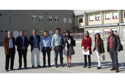 Parte del gobierno de Villaquilambre, junto con los responsables de la dirección provincial de Educación, visitaron el colegio.