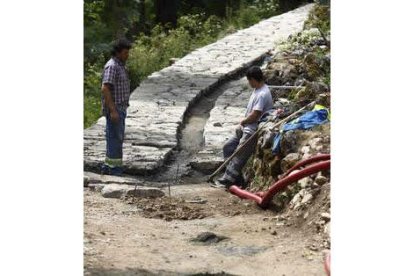 Todas las calles y ramales de La Cueta se adoquinarán con piedra caliza.