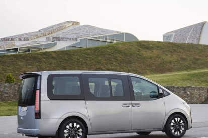 Puertas correderas laterales, de accionamiento automático, y amplio portón trasero, con generosa luneta enmarcada por unos estilizados pilotos; perfecto acceso al interior del Staria. hyd