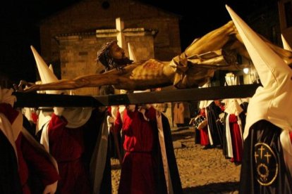 Las Siete Palabras, durante un Vía Crucis en la Plaza del Grano. NORBERTO