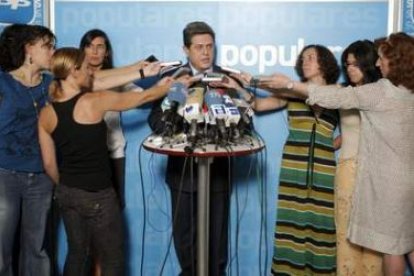 Trillo explica a los periodistas la denuncia planteada desde el Partido Popular.