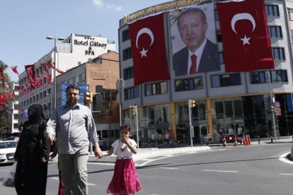 Vista general de una imagen gigantesca del presidente turco Recep Tayyip Erdogan, entre dos banderas del país, en Estambul, este jueves. Turquía se resiente como destino turístico de los españoles EFE / SEDAT SUNA Miembros de las unidades especiales turca