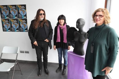 Lolo, Begoña Ramón y Mari Paz Martínez, ayer en el recinto ferial de Fabero. L. DE LA MATA