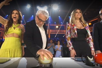 Momento en el que el leonés Leo Harlem pulsa el botón dorado que llevan a a la final a las 'Bello Sisters'. TELECINCO