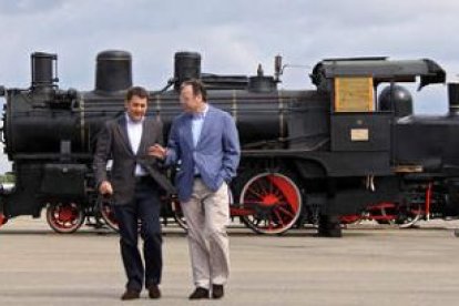 Antonio Silván, y Carlos López Riesco, vieron en Ardoncino el estado de la Locomotora 31.