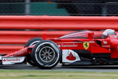 Sebastian Vettel prueba el 'shield' (escido) durante los primeros libres de Silverstone.