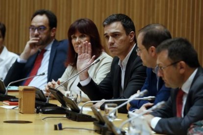 El líder del PSOE, Pedro Sanchez, en la reunión con sus diputados y senadores de este martes en el Congreso.