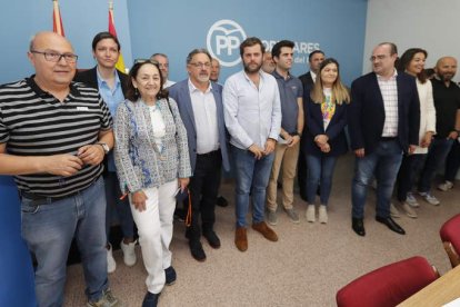 La nueva Junta Local del PP, ayer, en su constitución en la sede ponferradina. L. DE LA MATA