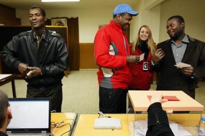 Votantes extranjeros en la consulta sobre la independencia de Cataluña, en el 2009.