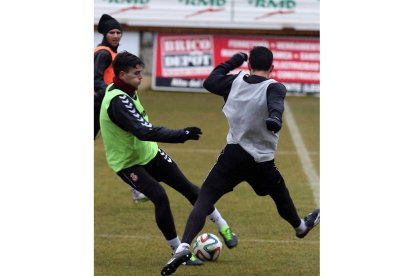 Gonzalo, a la izquierda, apunta al once