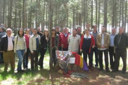 Un momento del homenaje que el PSOE de La Robla rindió a las fosas de la Guerra Civil.