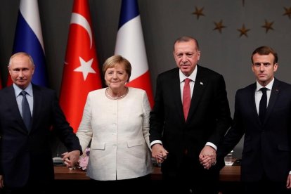 De izquierda a derecha_el presidente ruso, Vladimir Putin, la cancillera alemana, Angela Merkel, y los presidente turco, Recep Tayyip Erdogan, y el francés, Emmanuel Macron