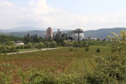 La fábrica de cemento de Cosmos en Toral de los Vados en una imagen captada la semana pasada.