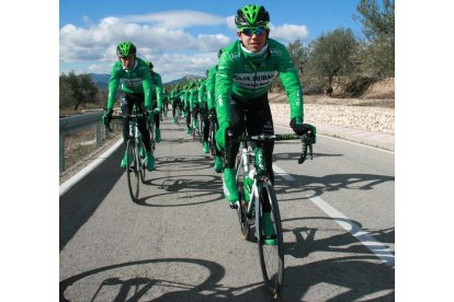 Miguel Ángel Benito encabeza el grupo de entrenamiento del Caja Rural en Benidorm.