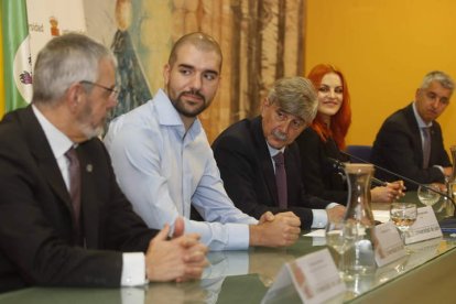 Antonio Laborda, Pablo Álvarez, Juan Francisco García Marín, Sara García y Joaquín Barreiro, ayer en el Rectorado de la Universidad. RAMIRO