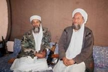 Imagen de archivo de Bin Laden ( iz) y su lugarteniente Al Zawahr