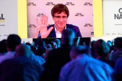 Puigdemont saluda desde la gran pantalla del acto fundacional de la Crida que se ha celebrado este sábado en el pabellón Nou Congost de Manresa.