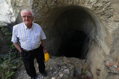 Vicente Delgado, ex vigilante, muestra la bocamina de Sobrado.