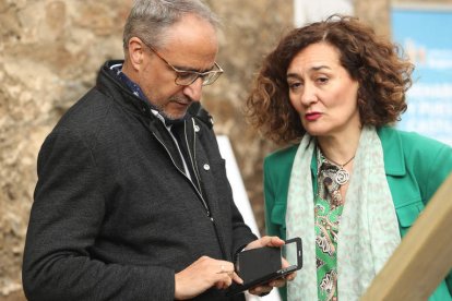 Olegario Ramón y Gloria Fernández Merayo, ayer, en el acto del Castillo Viejo. L. DE LA MATA