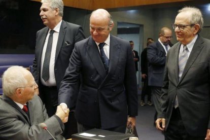 El ministro Luis de Guindos saluda a su homónimo alemán, Wolfgang Schauble.