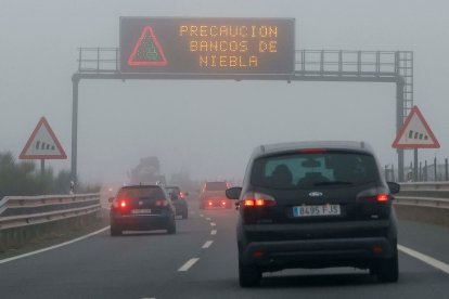 Varios vehículos circulan por una carretera con bancos de niebla en una imagen de archivo. EFE / AITOR MARTÍN.