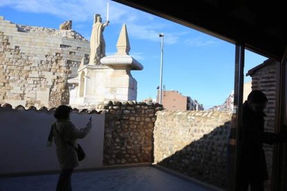 Los primeros visitantes de la Casona de Puerta Castillo, que durante seis días podrán ver cómo ha quedado restaurada.