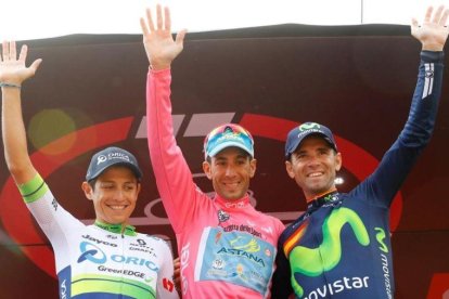 Alejandro Valverde, a la derecha, junto a Vincenzo Nibali, de rosa, y Esteban Chaves, en el podio final del Giro, en Turín.