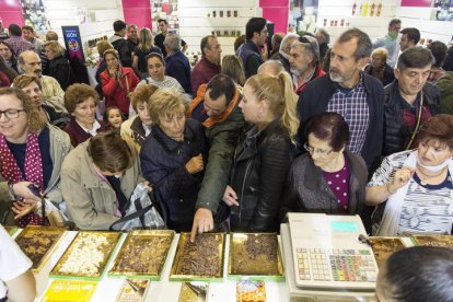 Asistentes a la feria de los Productos de León del año pasado. FERNANDO OTERO