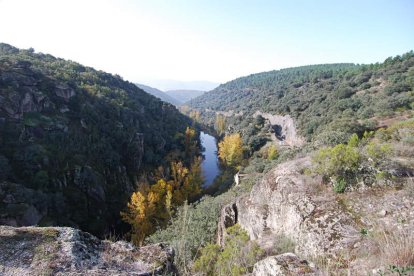 La Ruta de los Canteros, completamente señalizada, parte originariamente de la margen izquierda del puente sobre el río Boeza (carretera Ponferrada-Molinaseca) y se abre al impresionante cañón de dicho río. Un obra natural que impacta por su belleza y don