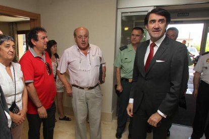 El subdelegado del Gobierno, a su llegada al Parador de Turismo de Villafranca.