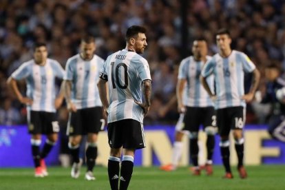 Lionel Messi  y alguno de sus compañeros de la selección, en un momento del partido que el combinado albiceleste ha disputado esta noche ante Peru, clasificatorio para el Mundial de Rusia 2018.