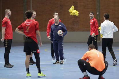 El Ademar volverá a los entrenamientos la próxima semana con un mes de enero que servirá de nueva pretemporada. FERNANDO OTERO