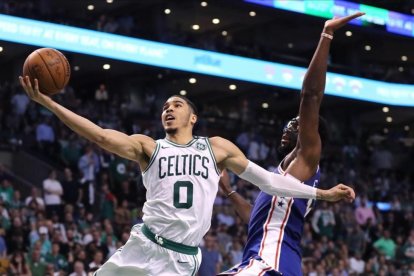 Jayson Tatum, de los Celtics, lanza a canasta ante Joel Embiid en el segundo partido de la serie