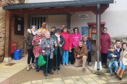 Participantes en la inauguración de la biblioteca en Santa Marina. DL